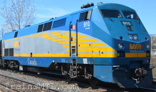 Locomotive VIA910 right side / coté droit
